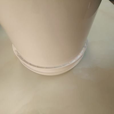 Wielokrotnie używane, podlegające recyklingowi, plastikowe wiadra z rękojeściami