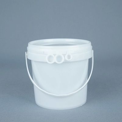Zestaw białych plastikowych wiaderek z pokrywkami do przechowywania żywności