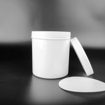 Zestaw białych plastikowych wiaderek z pokrywkami do przechowywania żywności