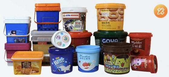 Zestaw białych plastikowych wiaderek z pokrywkami do przechowywania żywności