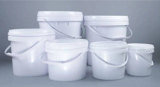 Wielkie plastikowe wiadraczki z zabawkami pokryte pokrywką z uchwytami odpornymi na korozję