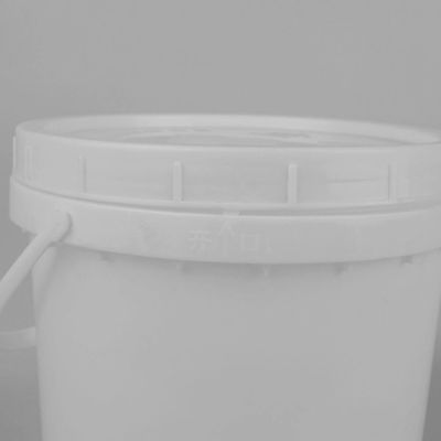 Wielkie plastikowe wiadraczki z zabawkami pokryte pokrywką z uchwytami odpornymi na korozję