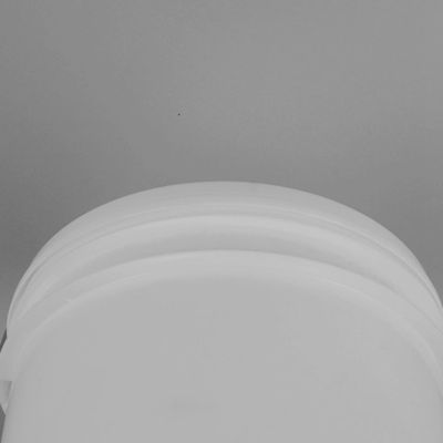 Wielkie plastikowe wiadraczki z zabawkami pokryte pokrywką z uchwytami odpornymi na korozję