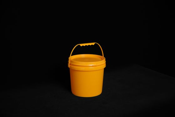 Okrągłe plastikowe wiadra z okładkami