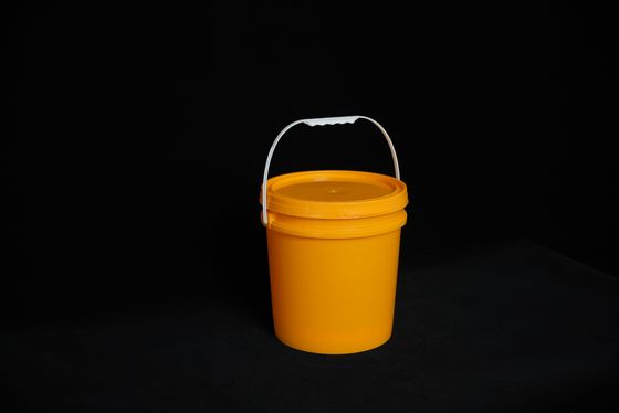 Okrągłe plastikowe wiadra z okładkami